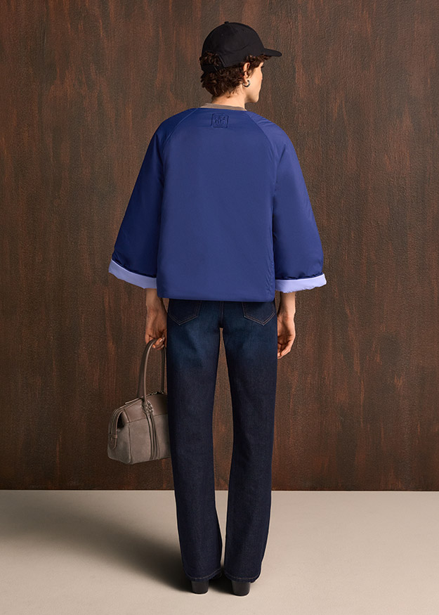 blauer Mantel, gefütterter Mantel, Dreiviertelarm, aufgekrempelte Manschetten, dunkle Jeans