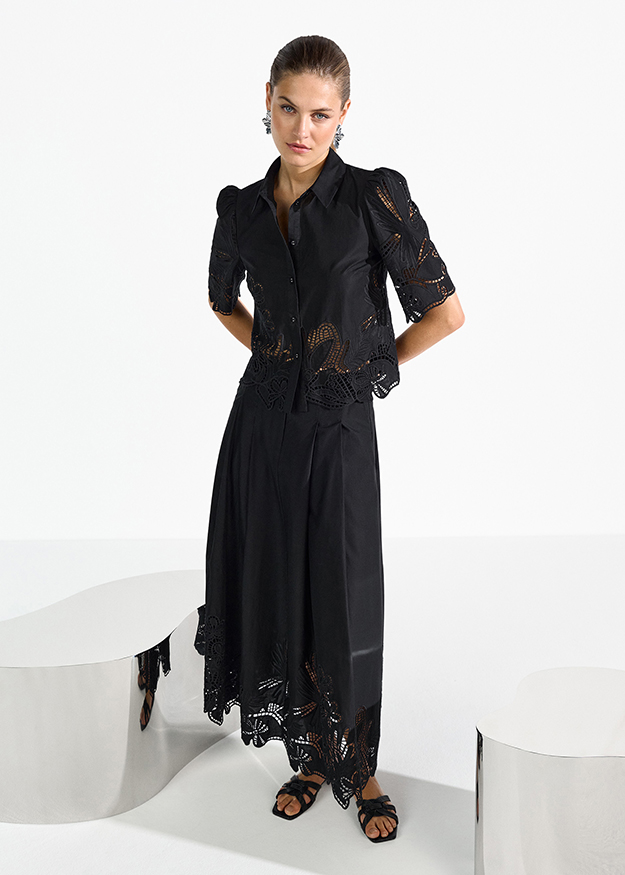 schwarzes outfit, hose und top kombination, spitzenärmel, cut-out/spitze, langes maxi-kleid