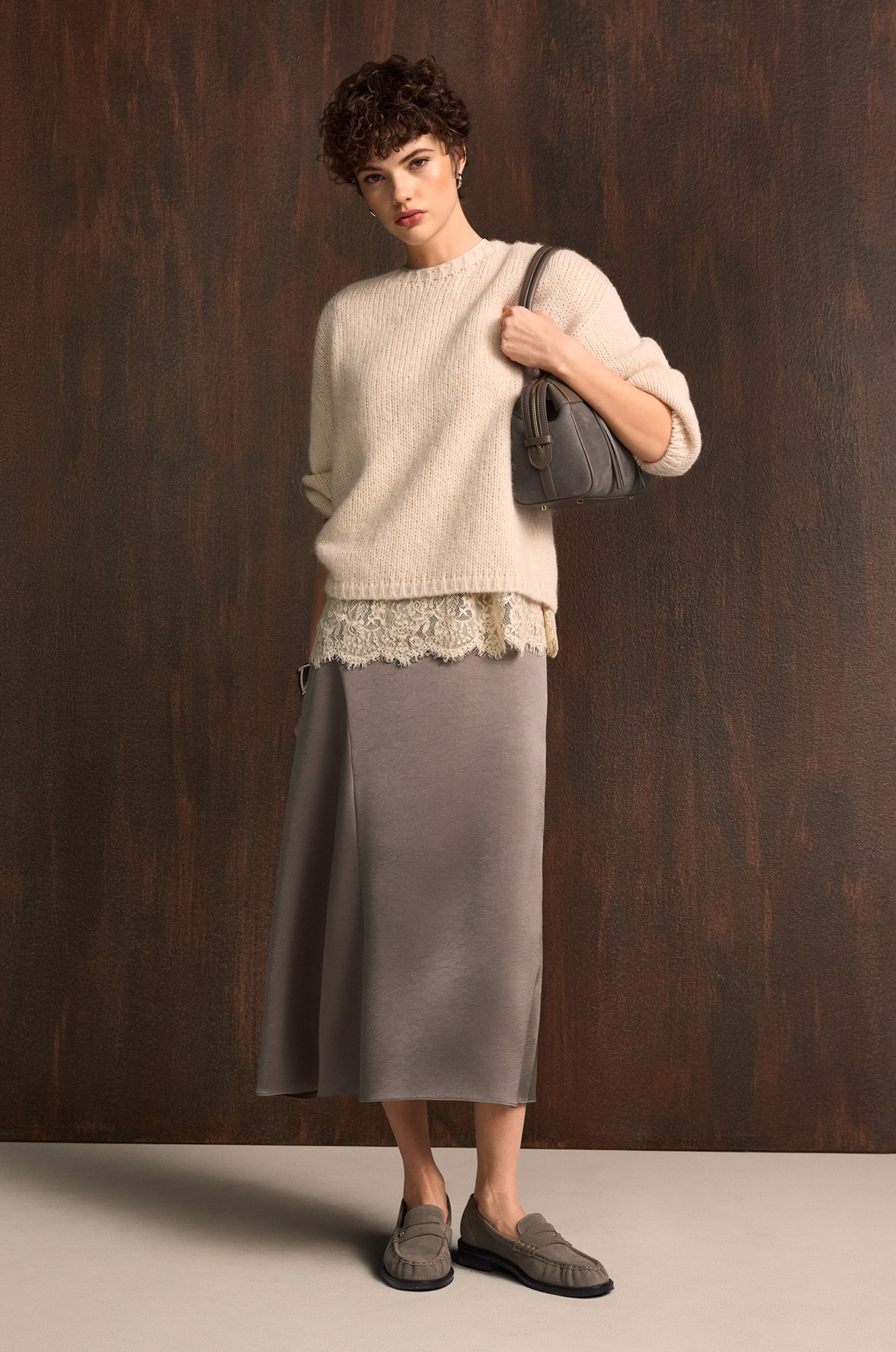 Kleidung, Mantel, Sweater, Spitzenunterteil, Rückenrosselle?, Pullover, Spitzenkanten, Beige, Kleidungsstück, Unterteil?, Wolle Pullover, Strickpullover, Spitzen-Detail, Midi-Rock, Umhängetasche, Loafers, Beige