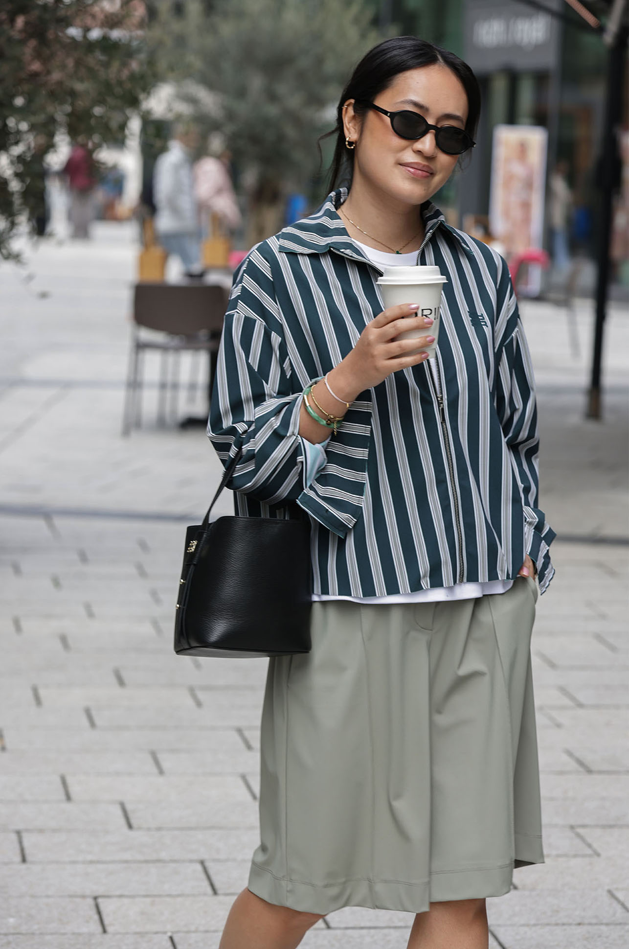 Streifenhemde, Bluse, Stehkragen, Kunstledertasche, Sonnenbrille
