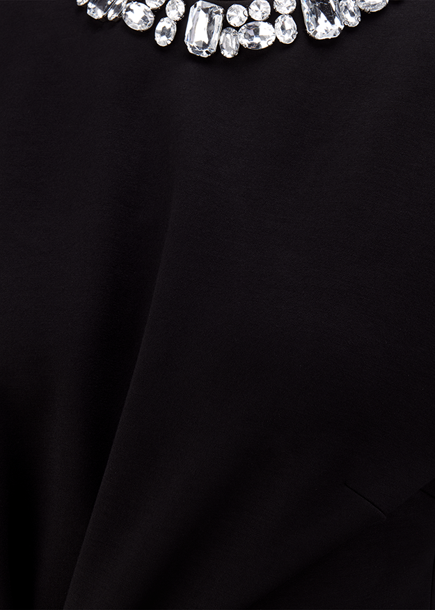 Schwarzes Kleid, Kristallbesatz, Schwarzer Stoff, Verzierter Ausschnitt