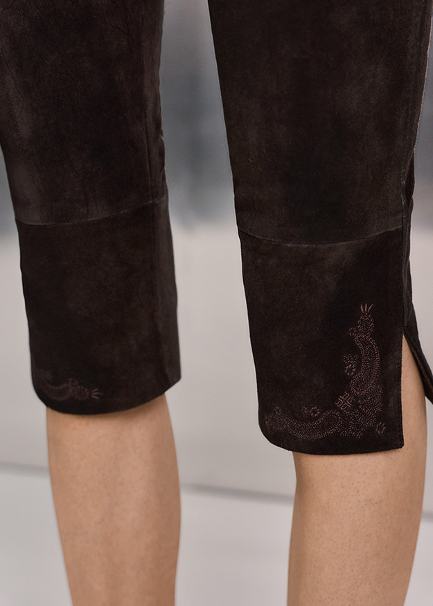 knie-lang, schwarze hose, verzierter saum, kürzere länge, wildlederoptik material