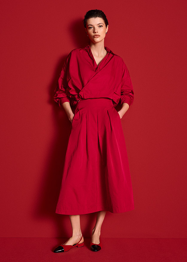Wickelbluse, Midirock, rotes Ensemble, Plisseefalten, Ballerinas