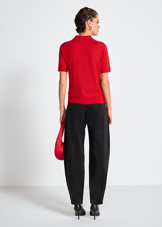 Rotes Poloshirt, Kurzarmshirt, Strickstoff, Schwarze Hose, Punktmuster