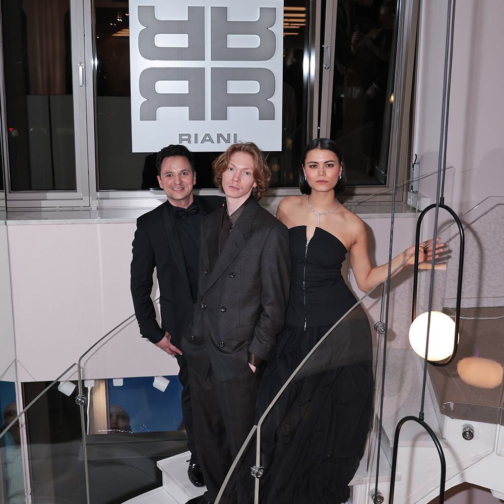 Abendkleid, Schwarz, Kleid mit Reißverschluss, Halskette, Menschen auf Treppe, abendkleidung, herrenanzug, damenkleid, bühnenauflauf, glasgeländer