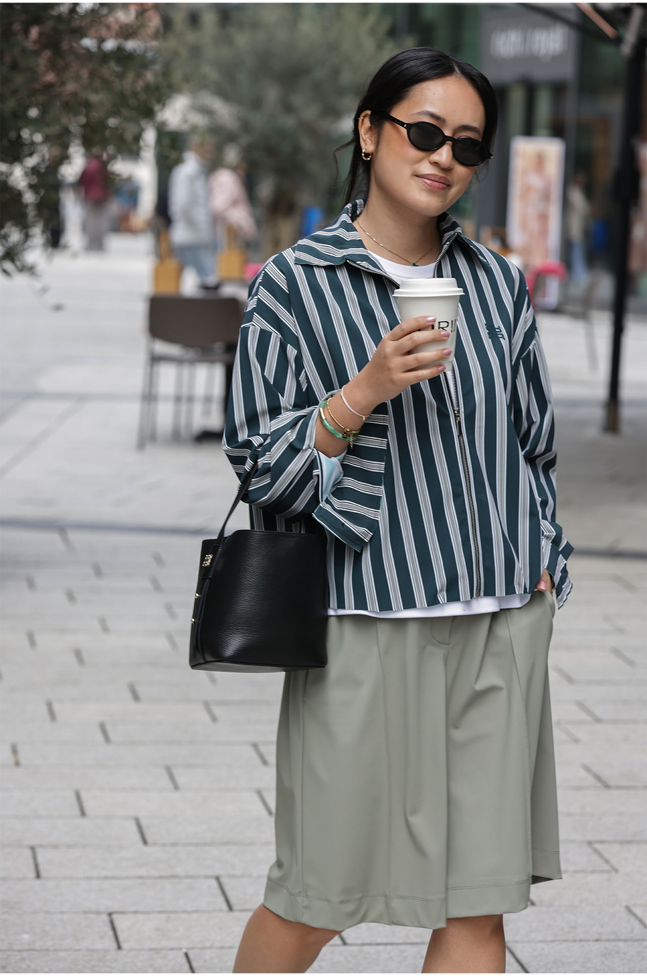 Streifenbluse, Oversize-Bluse, Kopf-Sonnenbrille, Schwarzledertasche, Sommerrock