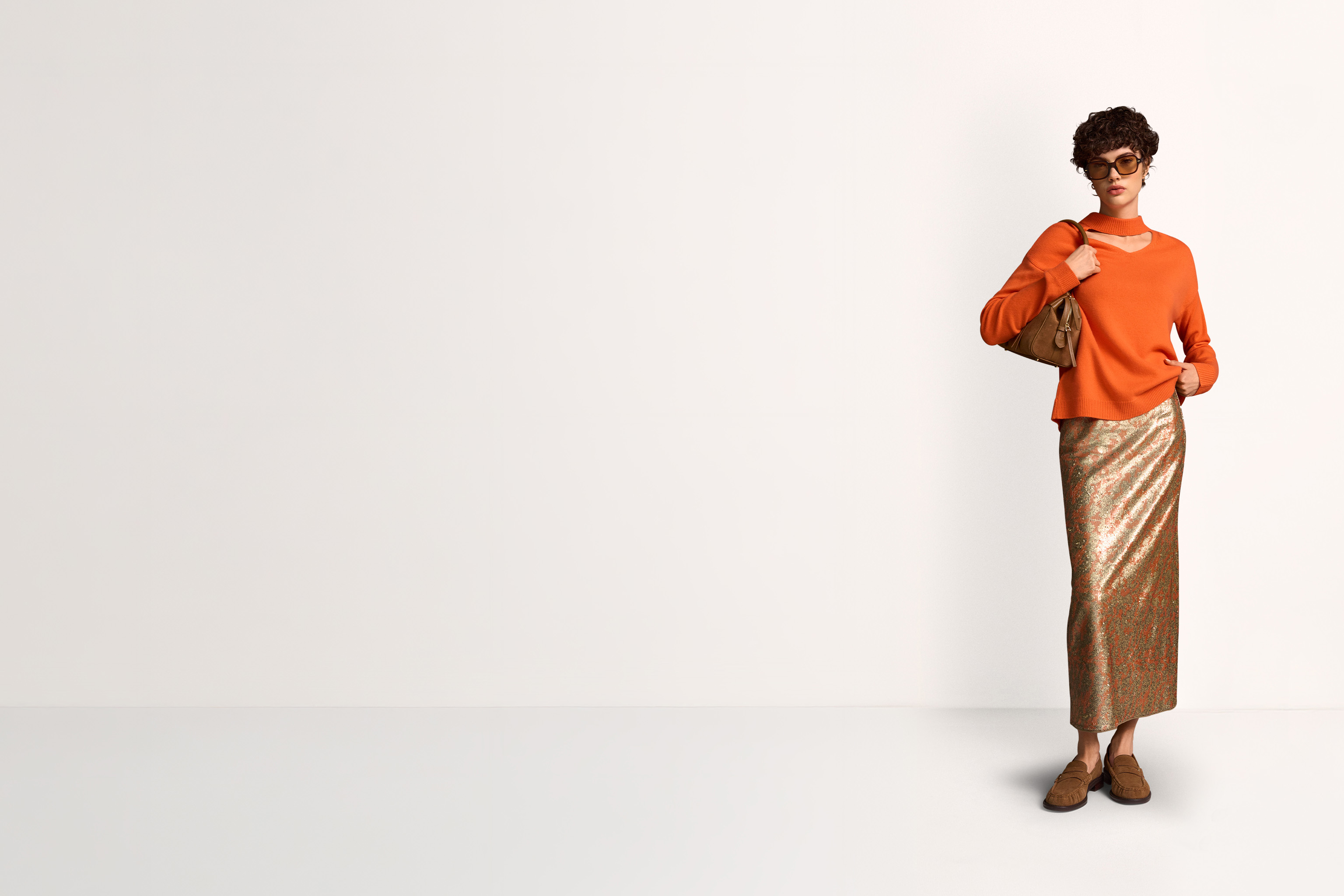 orange Sweater, orange_top, Knit-Sweater, Brillen, braune Handtasche