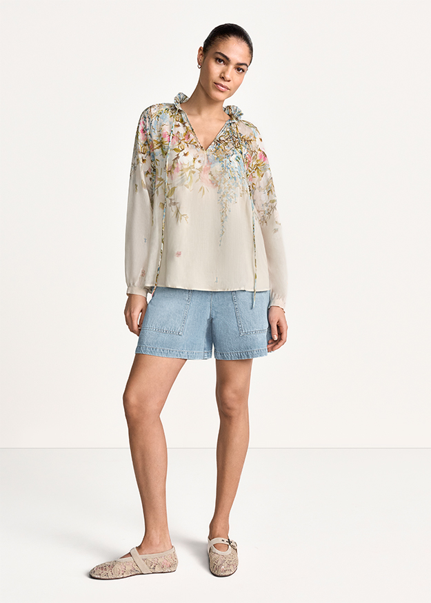 Bluse, V-Ausschnitt, Blumenmuster, Blusenärmel, Jeansshorts