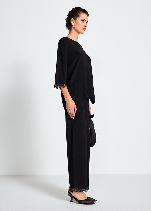 schwarzes Outfit, weite Hose, Fransenbesatz, Rundhalsausschnitt