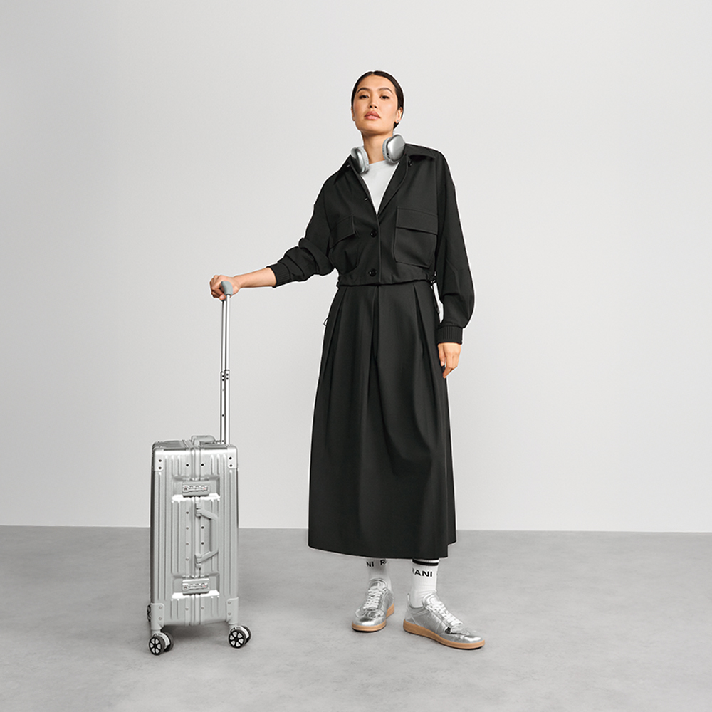 schwarzes outfit, mantelkleid, koffer, kopfhörer, silberne schuhe