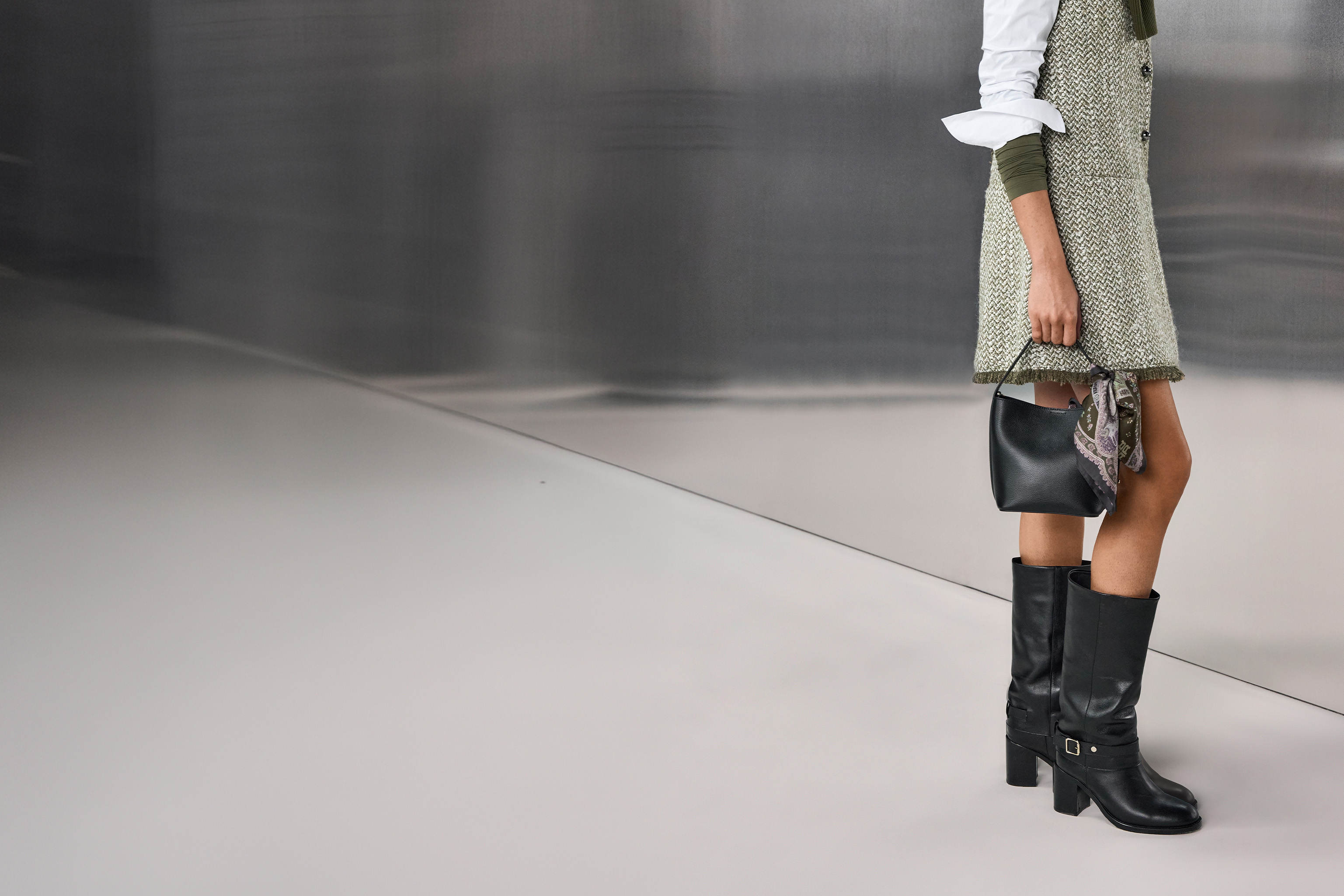 Kleidungsstück, Wendeweste, Stiefel, Handtasche, Schal
