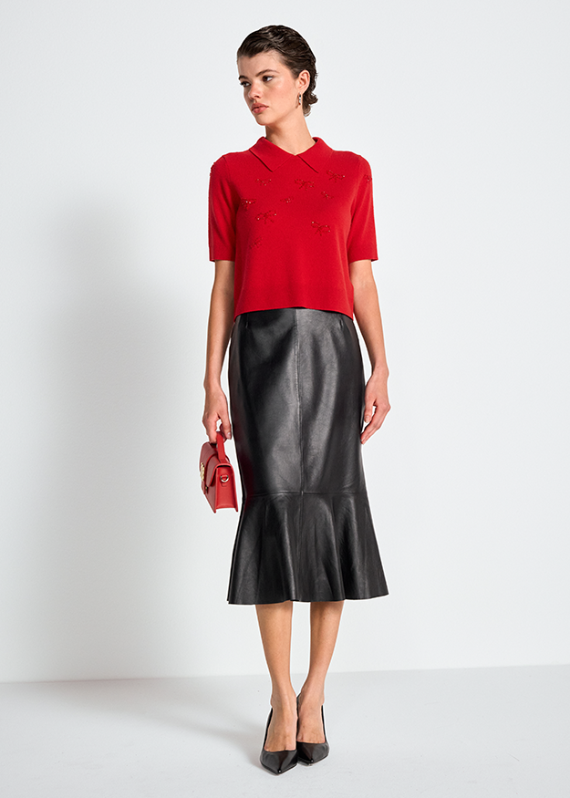 Rotes Strickshirt, Polokragen, Kurzarm, Schwarzer Lederrock, Schlagrock