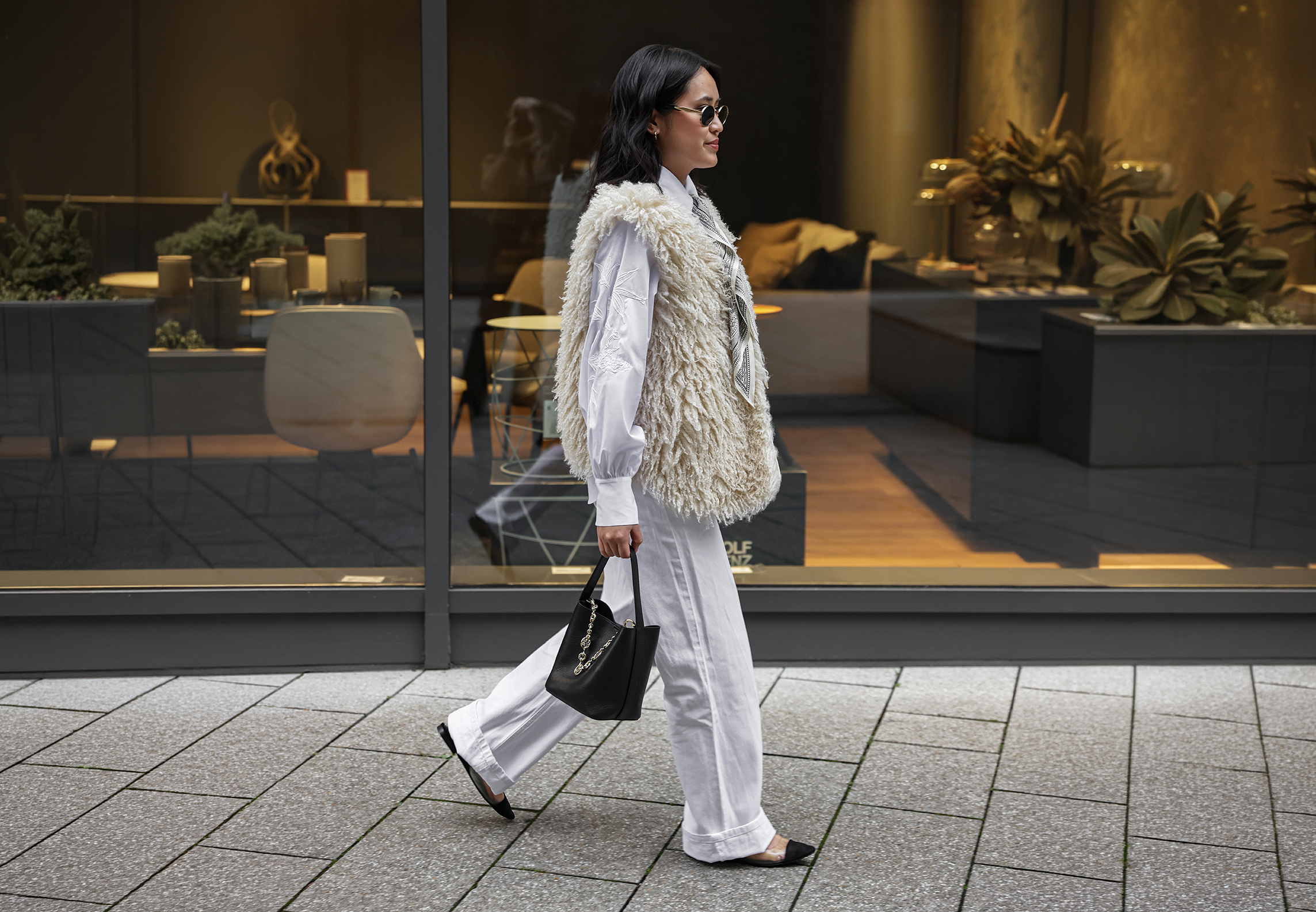 weste, schal, jacke, hosen, handtasche